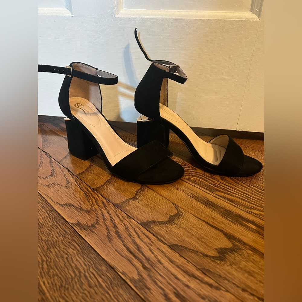 Black heel with gold cut out